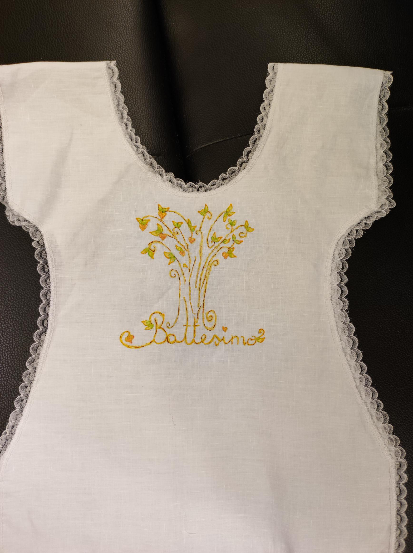 Veste battesimo con albero della vita dipinto Veste battesimo con albero della vita dipinto